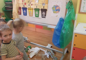 Dzieci zaraz dowiedzą się w jaki sposób segregować śmieci.